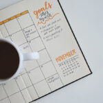 taza de cafe sobre calendario